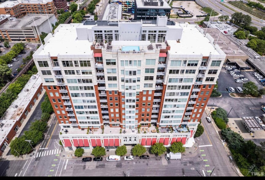 Building Photo - 400 W North St