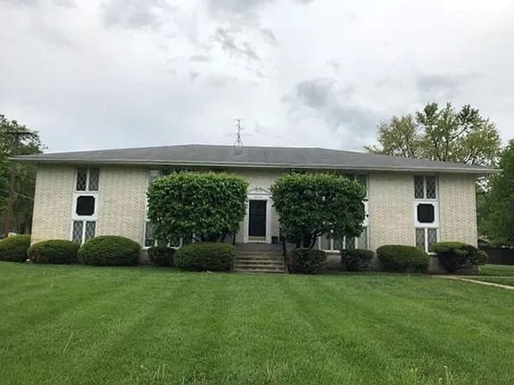 Building Photo - Spacious two bedroom and one bath apartment located minutes away from shopping and eateries.