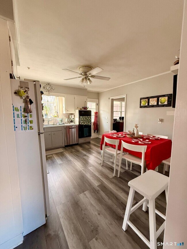 Building Photo - 12 Belaire Dr