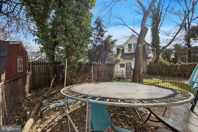 Building Photo - 13 E 21st St