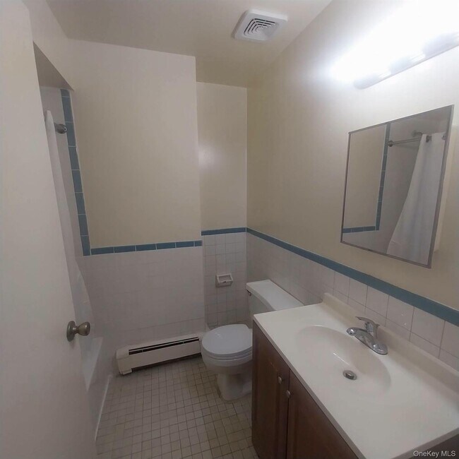 Building Photo - 884 Nassau Rd