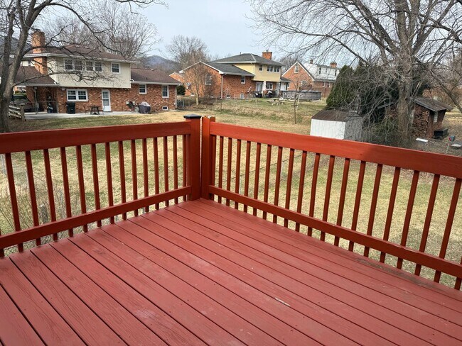 Building Photo - Newly Renovated Duplex in North County
