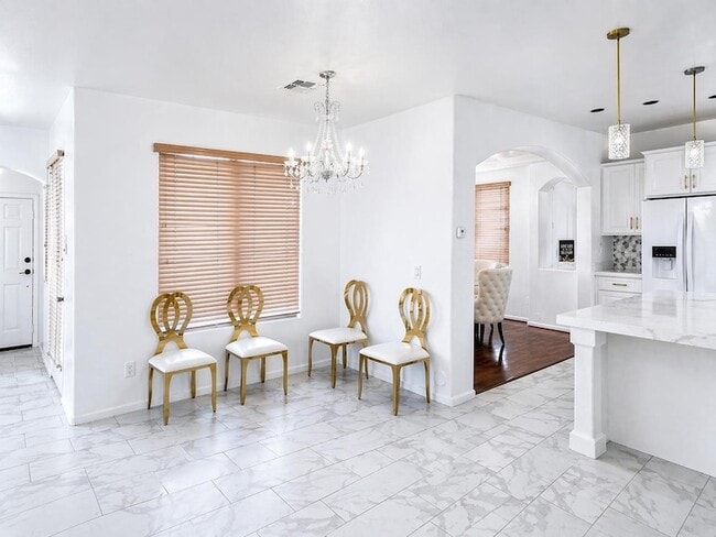 Building Photo - 8611 S 45th Glen