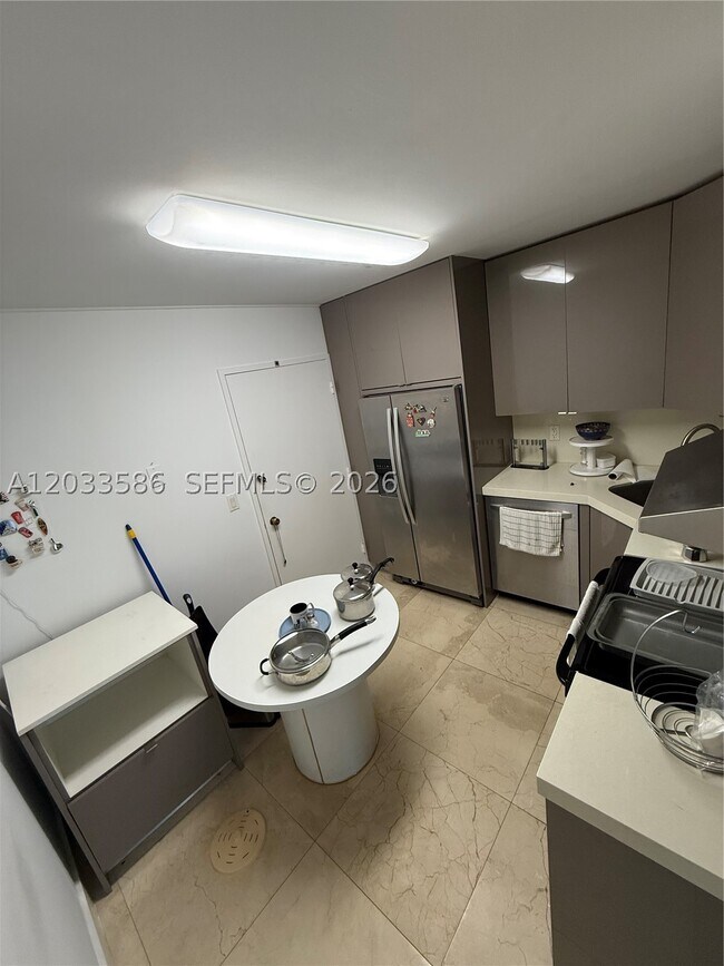 Building Photo - 5555 Collins Ave