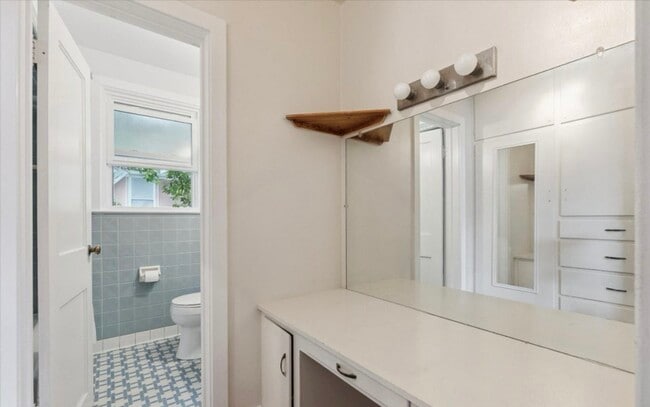 Building Photo - 506 W Oakland Ave