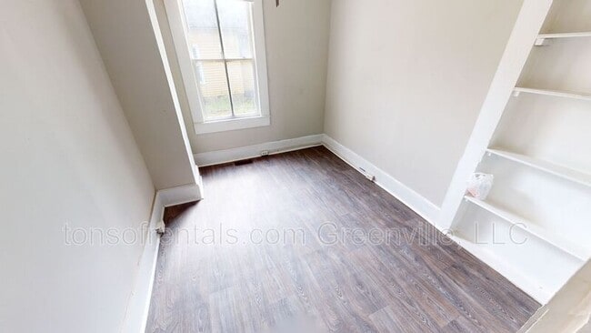 Building Photo - 579 Saxon Ave