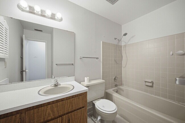 Building Photo - ???? Spacious 3-Bedroom Rental on .39 Acres in Desirable SE Ocala!