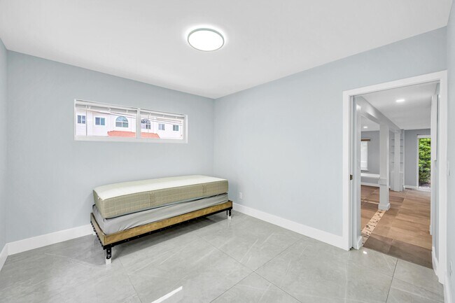 Building Photo - 828 NE 17th Way