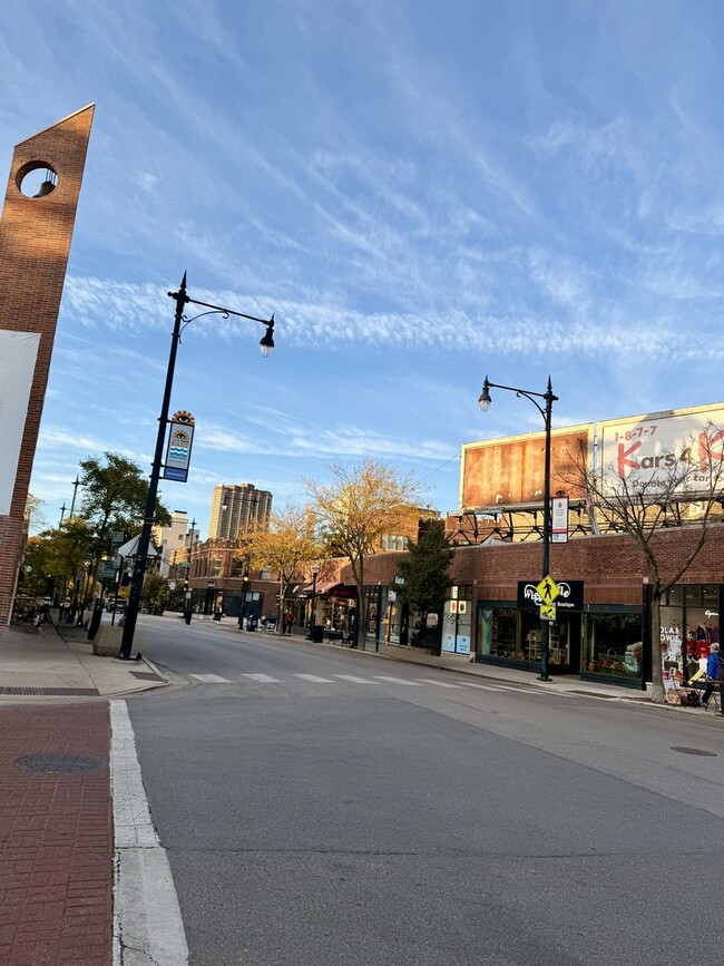 Building Photo - 709 W Roscoe St