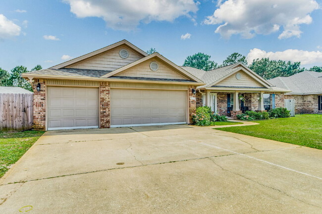 Primary Photo - 5 Bed House convenient to Navarre and Hurl...