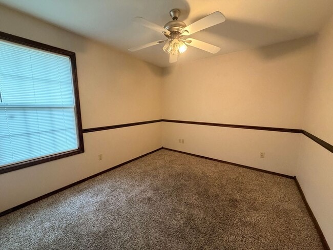 Building Photo - Discover this spacious 3-bedroom, 2-bathroom home in Russellville, AR.