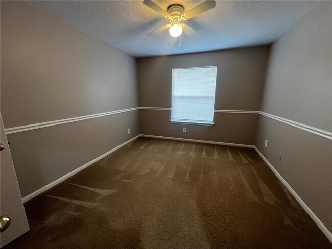 Building Photo - 2427 Halstead Dr
