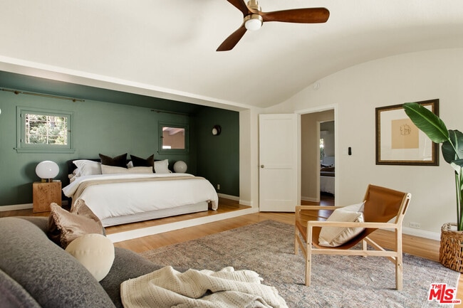 Building Photo - 1518 N Beverly Dr