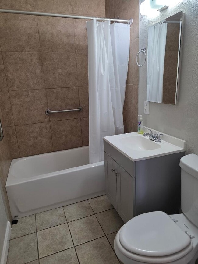 Building Photo - 1320 W Sahuaro Dr