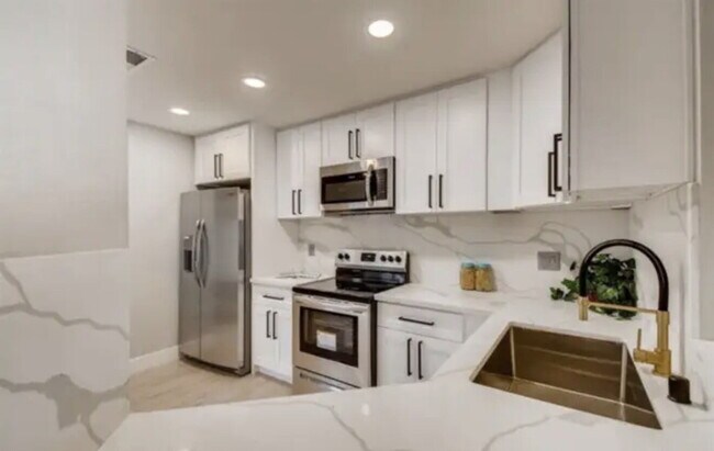 Building Photo - $3,500 - 3 Bed / 2.5 Bath Upgraded Townhome in The Knolls Community