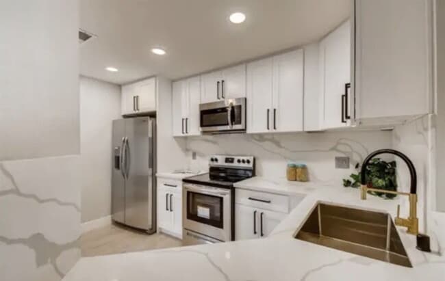 Building Photo - $3,600 - 3 Bed / 2.5 Bath Upgraded Townhome in The Knolls Community