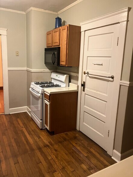 kitchen, gas stove /oven, microwave with light and exhaust fan - 1567 Woodward Ave