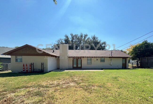 Building Photo - Beautifully Refreshed 3/2/2 in Fort Worth Ready for Immediate Occupancy!