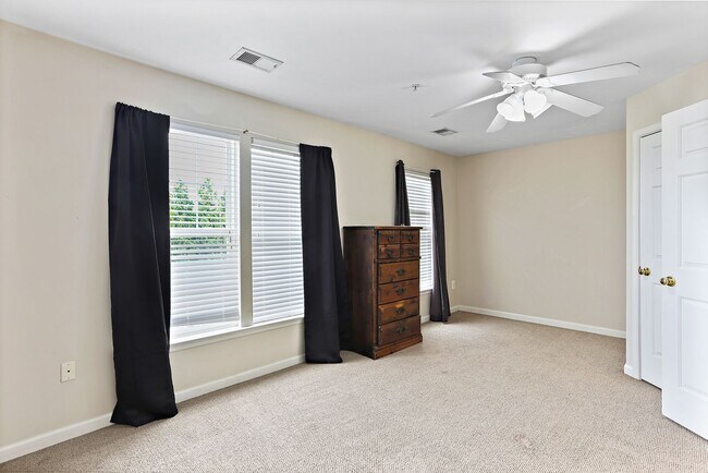 Building Photo - 570 Eisenhower Dr