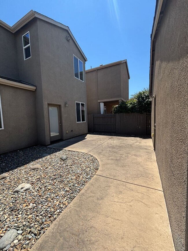 Building Photo - West Roseville Solar! 3 Bedroom, Plus den/...