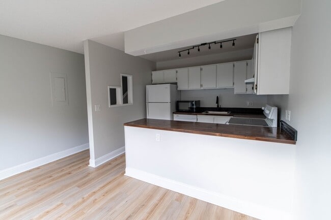 Building Photo - Charming 3 Bed 1.5 Bath Townhome in Wood Village!