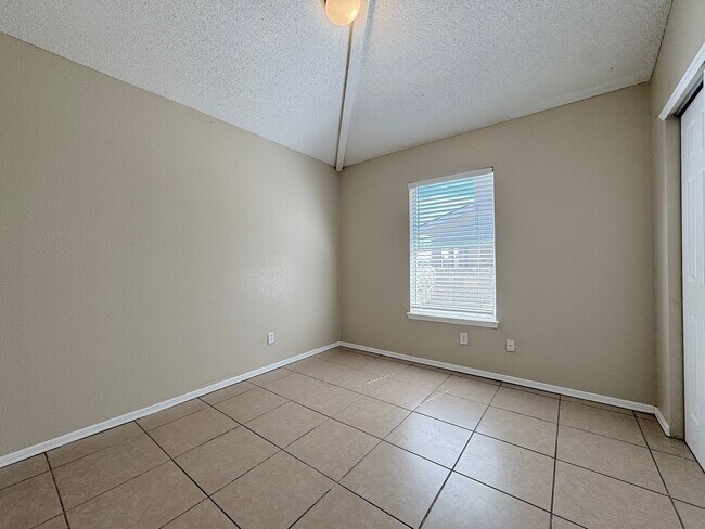 Building Photo - Northeast El Paso 4 Bed, 2 Bath close to Ft Bliss!