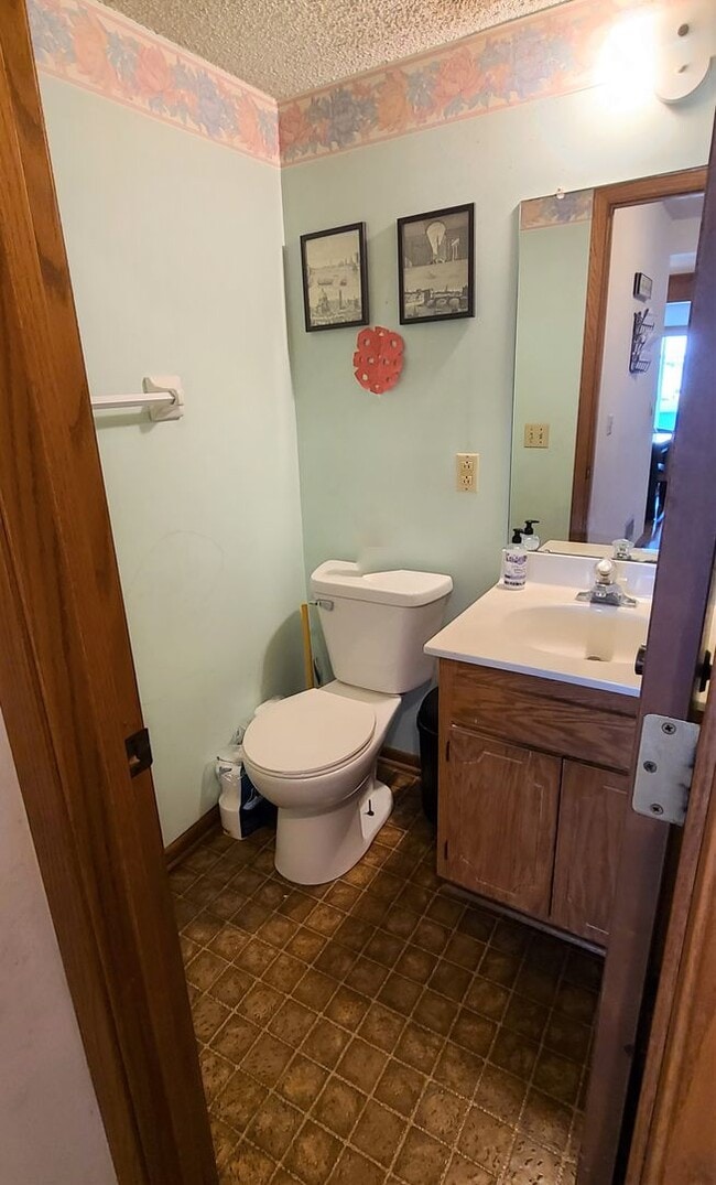 Building Photo - 2 Br/1.5 Ba TH w/Open Floor Plan, Attached...
