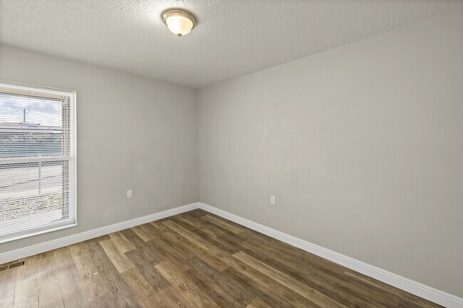 Building Photo - 402 Sunny Ln