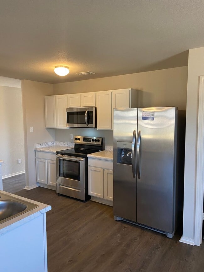 Building Photo - Fairview Haven Preleasing — 3 Bedroom, 2 Bath Home