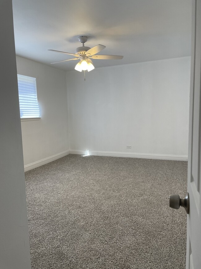 Building Photo - 16W525 Mockingbird Ln
