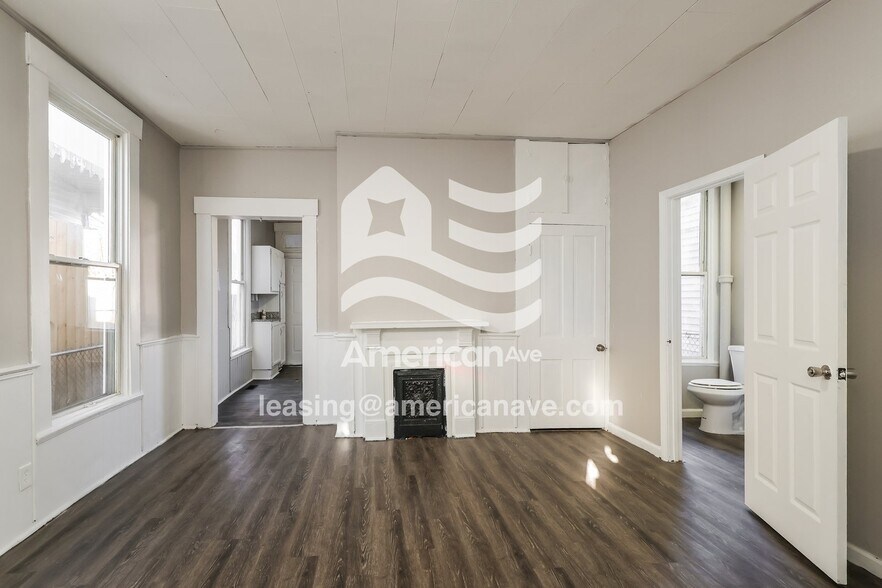 Building Photo - 2327 Duncan St