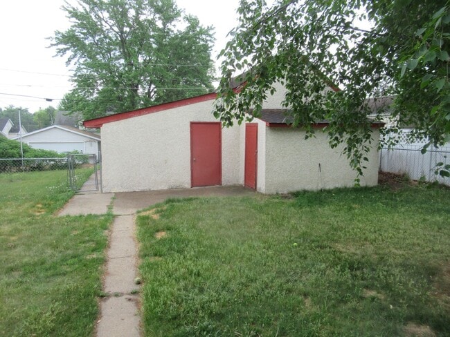 Building Photo - 3 bedroom house with garage