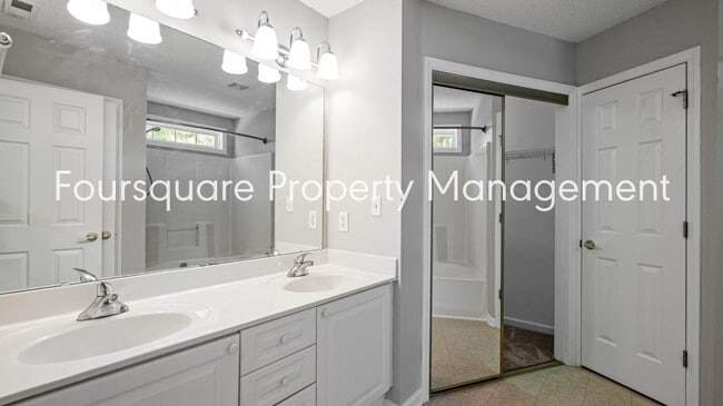 Building Photo - End Unit Townhome | Sunroom| Community Poo...