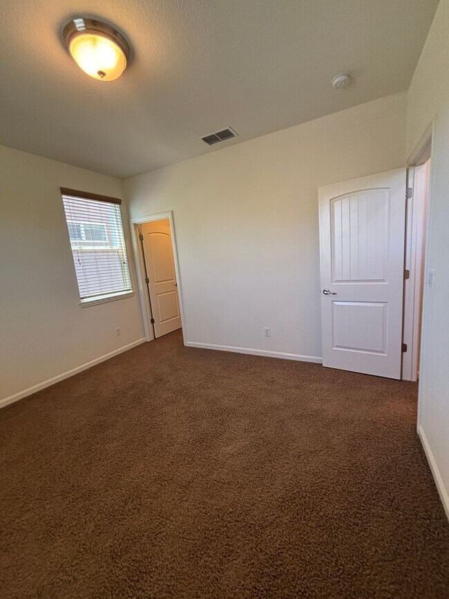 Building Photo - West Roseville Solar! 3 Bedroom, Plus den/...