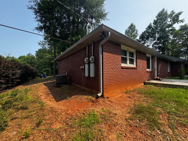 Building Photo - 1088 Pierce Rd