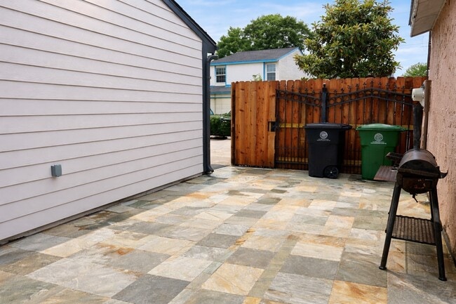 Building Photo - 10323 Bridgeland Ln