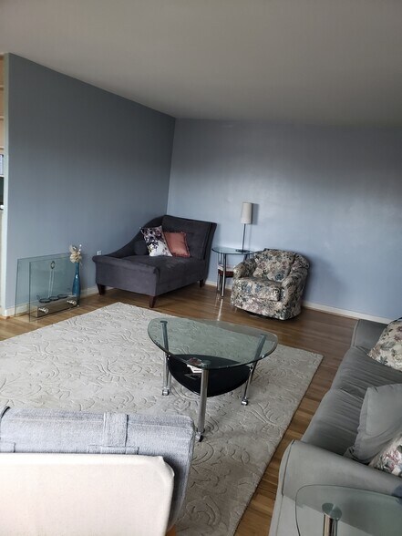 Living room - 1300 S Arlington Ridge Rd