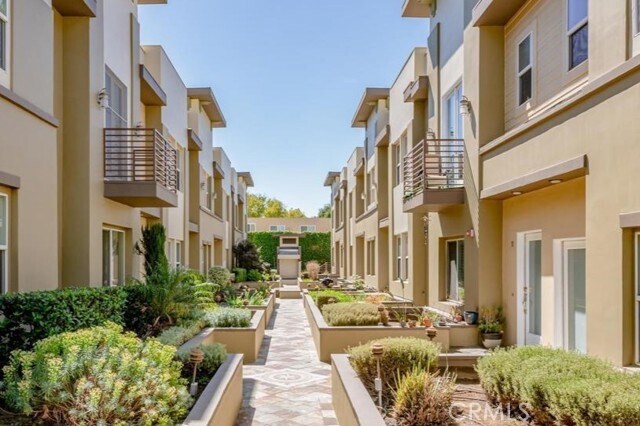 Building Photo - 441 N Los Robles Ave