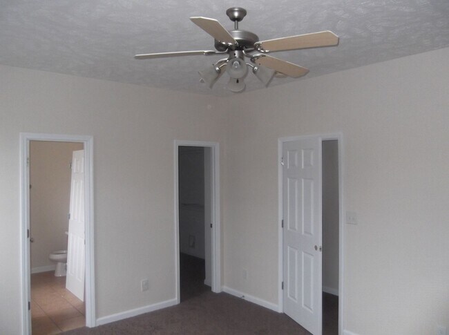 Building Photo - Spacious 3 bedroom with bonus!
