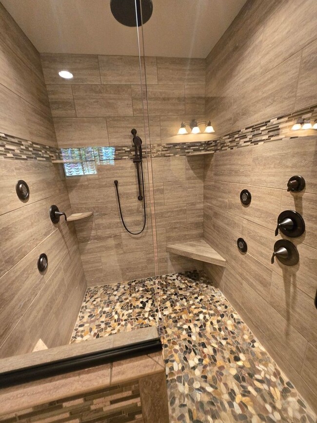 Building Photo - Luxury 4-Bedroom Home with Outdoor Oasis i...