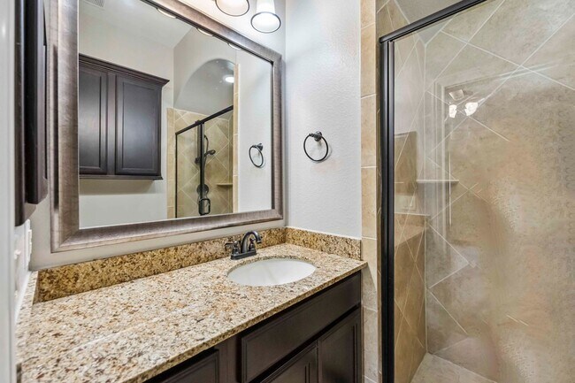 Building Photo - Beautifully maintained 4-beds, 3-bath, 3 c...