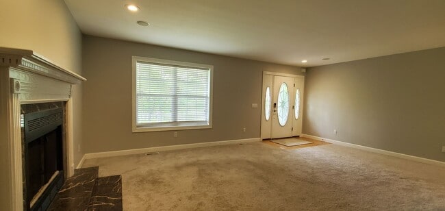 Building Photo - Spacious 5 Bedroom Executive Level Home