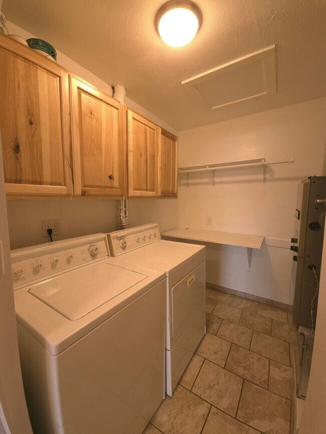 Building Photo - 2 Bedroom Oasis With Covered Parking