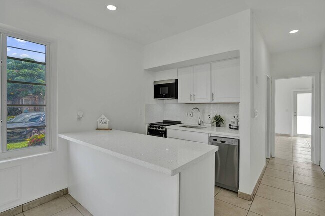 Building Photo - 2160 Bay Dr