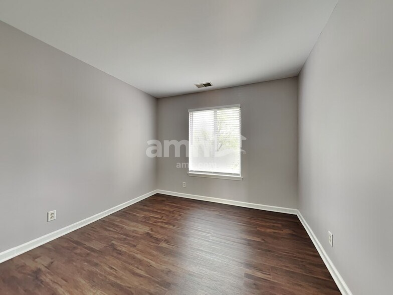 Building Photo - 20934 W Bloomfield Dr