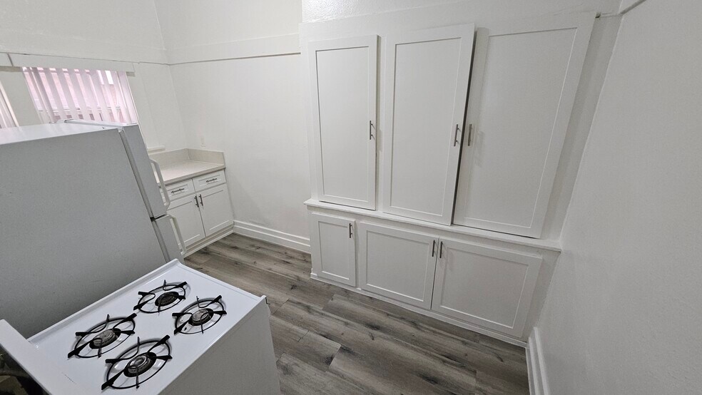 Building Photo - 1330 W 11th St