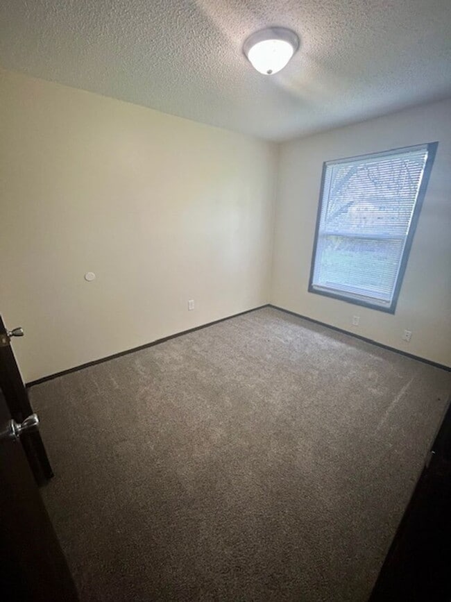 Building Photo - Two Bed Duplex with Garage