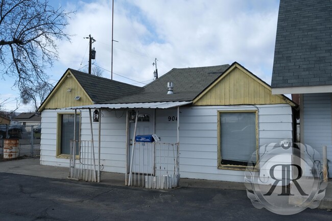 Building Photo - 2 Bedroom Home Across from the Yakima Coun...