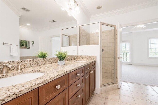 Building Photo - 5490 Glenridge Park NE