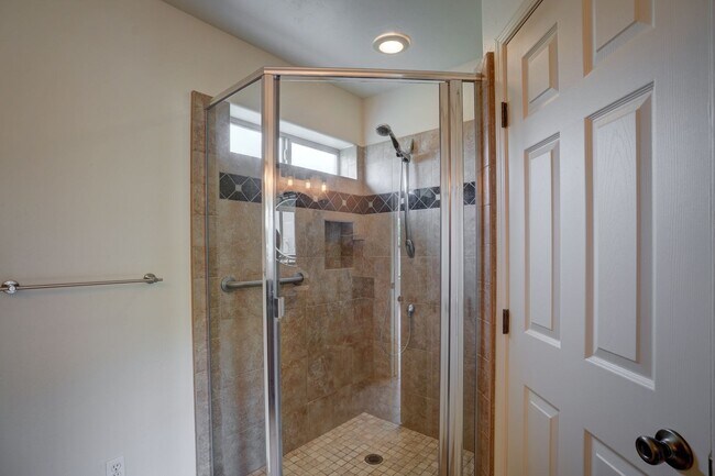 Building Photo - 2 Bedroom plus Office in Main House & Stud...